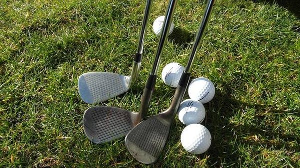 Quels sont les équipements et les parcours de golf les plus adaptés ?