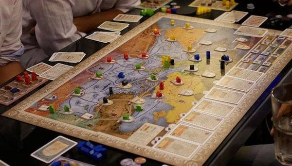 Quels sont les effets positifs des jeux de société et de réflexion sur le cerveau et les relations sociales ?
