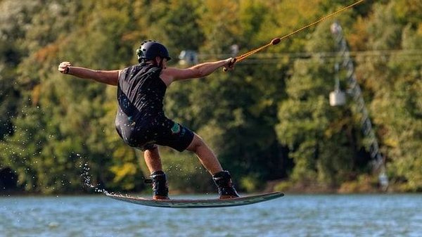 Quels sont les accessoires et les équipements indispensables pour les sports de glisse ?